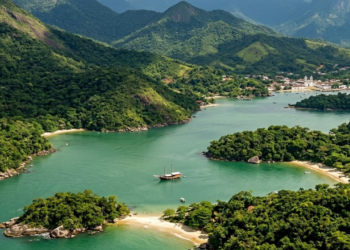 Um paraíso com 65 ilhas e 300 praias em uma cidade histórica do século XVII guarda um fenômeno raro da natureza único