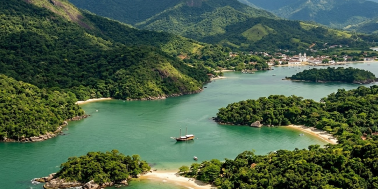 Um paraíso com 65 ilhas e 300 praias em uma cidade histórica do século XVII guarda um fenômeno raro da natureza único