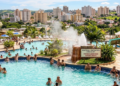 A cidade onde a água brota do chão a mais de 50°C e sobe em piscinas de parques aquáticos aquecidos naturalmente