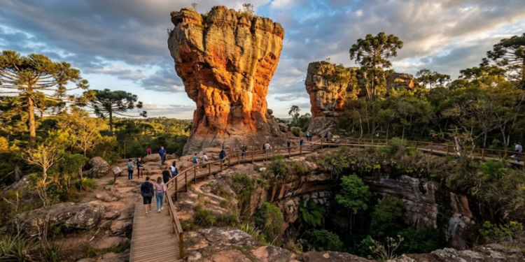 Com esculturas de 300 milhões de anos e a 100 km de Curitiba, esse parque no Brasil tem muralhas, torres e pedras que atraem turistas do mundo todo