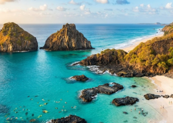 Eleita 7 vezes a melhor praia do mundo, esse arquipélago vulcânico com 21 ilhas já foi presídio político