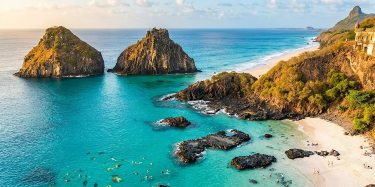 Eleita 7 vezes a melhor praia do mundo, esse arquipélago vulcânico com 21 ilhas já foi presídio político