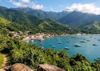 A ilha paradisíaca com 360 cachoeiras de águas cristalinas e o título de capital da vela a 210 km de São Paulo