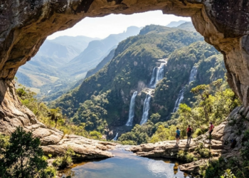 Com 1.784 m de altitude, a “Janela do Céu” revela quedas d’água místicas no interior de Minas a 260 km do Rio