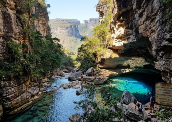 No Nordeste, um paraíso a 1.200 metros com grutas azuis e cânions selvagens guardavam diamantes preciosos explorados pela França