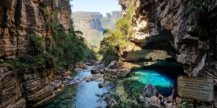 No Nordeste, um paraíso a 1.200 metros com grutas azuis e cânions selvagens guardavam diamantes preciosos explorados pela França