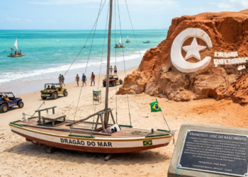 A terra que inventou o charque e revelou o Dragão do Mar está chamando atenção de turistas em busca de praias paradisíacas