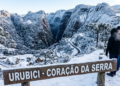 Com −17°C já registrado no termômetro e neve, a “Suíça Catarinense” revela montanhas e cânions com frio intenso no coração da serra