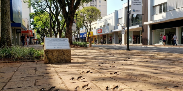 O "Jurassic Park" com mil pegadas de dinossauros fica em uma das cidades mais prósperas e ideal para viver no interior de São Paulo