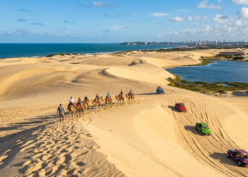 O "Saara do Nordeste" faz passeio de dromedários em um paraíso onde dunas mudam de lugar toda semana e já foi cenário de novelas famosas