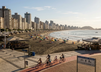A praia a 72 km de São Paulo onde Pelé foi recruta e que recebe 2 milhões de turistas por verão