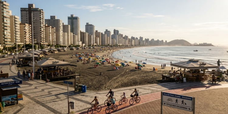 A praia a 72 km de São Paulo onde Pelé foi recruta e que recebe 2 milhões de turistas por verão