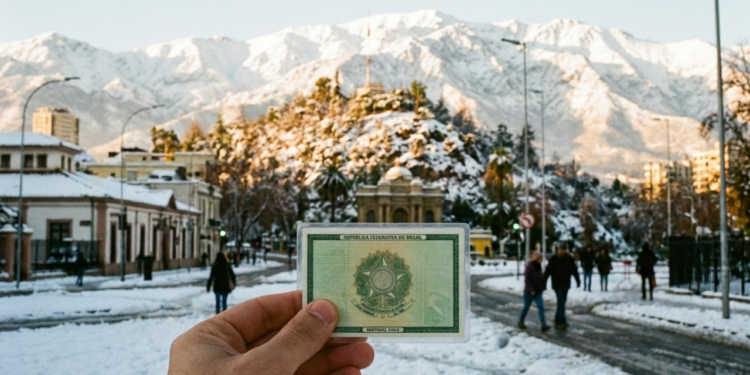Apenas com RG e a 4 horas de São Paulo, brasileiros exploram a neve e o prédio mais alto da América do Sul nesta metrópole incrível