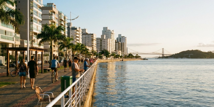 A cidade "vizinha" de Florianópolis para quem busca aluguel barato e alta qualidade de vida entre as 21 melhores do país