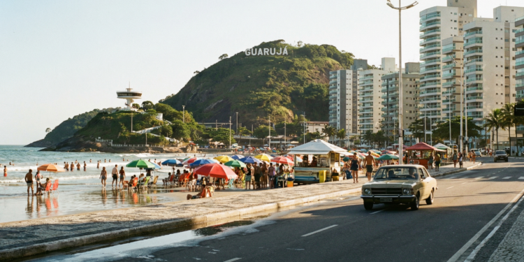 A “Pérola do Atlântico” surpreende ao unir 27 praias e um dos fortes mais antigos do Brasil