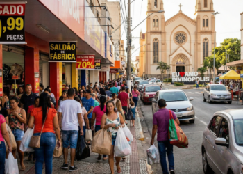 A Capital da Moda de Minas Gerais nasceu nos trilhos de uma ferrovia e atraí quem busca roupas a preços baixos de atacado