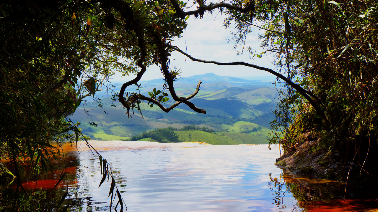 Uma serra que estoura encanta com a "Janela do Céu" para o infinito e conquista seus turistas com grutas de quartzito a 260 km do Rio