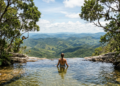 Uma serra que estoura encanta com a "Janela do Céu" para o infinito e conquista seus turistas com grutas de quartzito a 260 km do Rio
