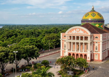 Uma ópera de luxo europeu construída com 36 mil peças de cerâmica francesa no meio da floresta do Amazonas conquista quem mora nessa cidade