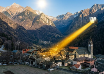 Uma vila na Itália usa um espelho gigante no topo da montanha para refletir a luz solar na cidade durante o inverno
