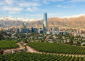 O arranha-céu mais alto da América do Sul fica cercado por vinícolas e pela Cordilheira dos Andes