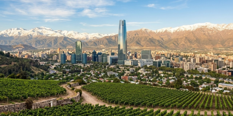 O arranha-céu mais alto da América do Sul fica cercado por vinícolas e pela Cordilheira dos Andes
