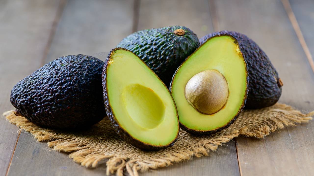 A fruta pouco consumida que pode ajudar a diminuir o colesterol naturalmente