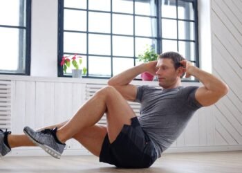 Os erros comuns ao fazer abdominal que podem prejudicar sua coluna e como corrigir