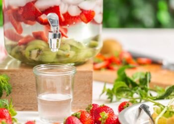 Nutricionista ensina como preparar água aromatizada com frutas que melhora a hidratação