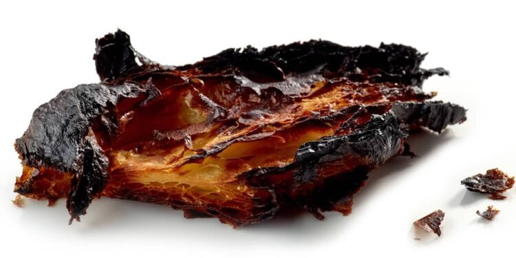 O detalhe na comida queimada que pode aumentar riscos sem você perceber - Créditos: depositphotos.com / zmaris