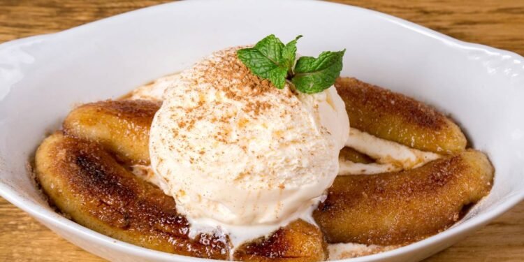 A banana caramelizada é um doce feito a partir de bananas cozidas em uma calda de açúcar - Créditos: depositphotos.com / EstudioConceito