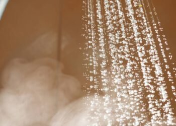 Banho quente demais pode acelerar o ressecamento e irritar a pele