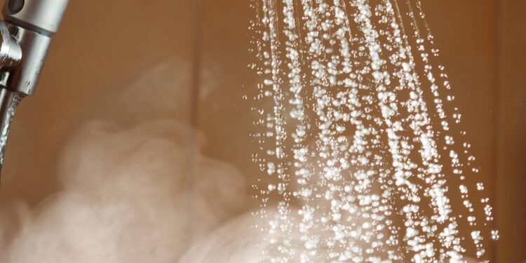 Banho quente pode estar destruindo a barreira natural da sua pele - Créditos: depositphotos.com / nikkytok