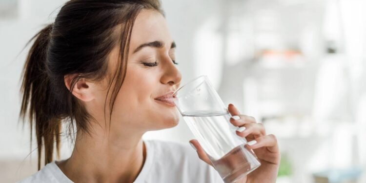 Quantos copos de água você deve beber por dia, de acordo com o seu peso, para manter o corpo hidratado