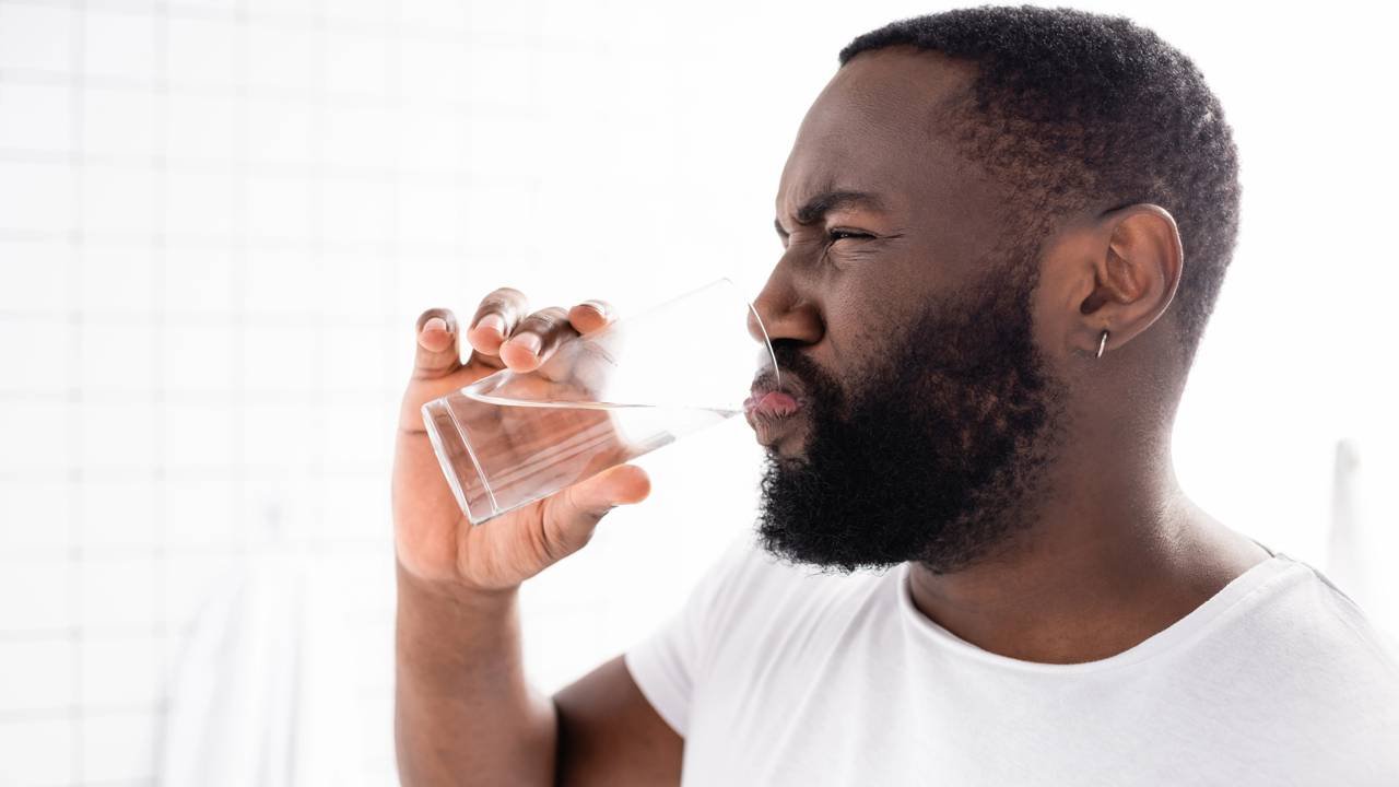 Quantos copos de água você deve beber por dia, de acordo com o seu peso, para manter o corpo hidratado
