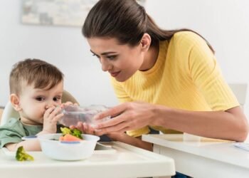 É verdade que beber água durante as refeições faz mal para a digestão
