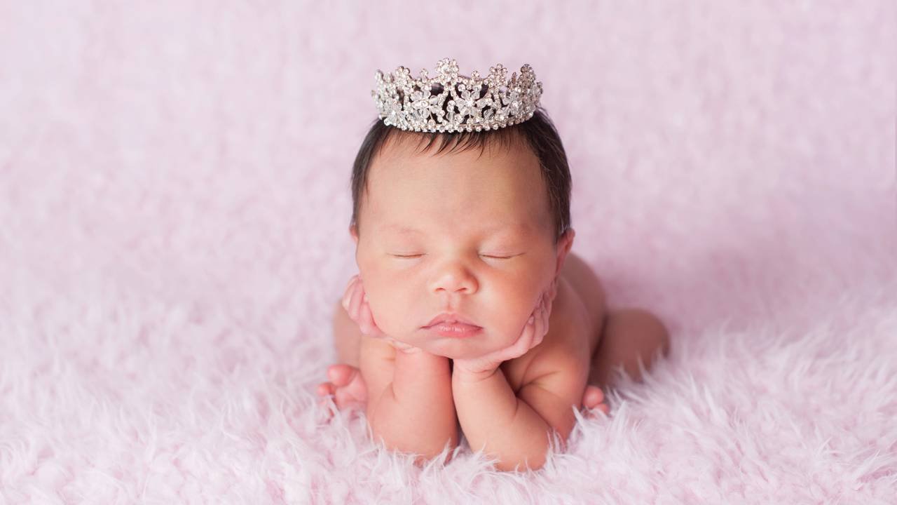 Os 5 nomes de meninas inspirados em rainhas da história que voltam com força em 2026