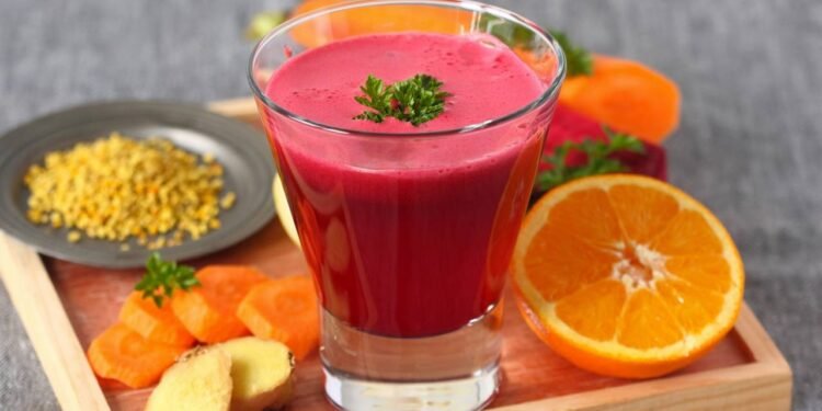 O suco de beterraba com laranja é feito, em geral, com água, beterraba crua ou cozida e laranja fresca - Créditos: depositphotos.com / Nadki