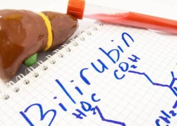 Cor da urina ao acordar revela sinais do fígado