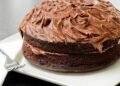 O bolo de chocolate saudável que leva apenas 3 ingredientes e surpreende no sabor
