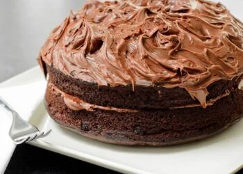 O bolo de chocolate saudável que leva apenas 3 ingredientes e surpreende no sabor