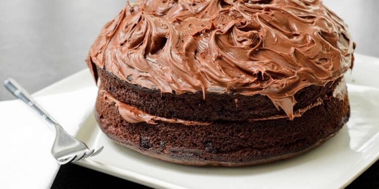 Na prática, o bolo de chocolate com 3 ingredientes é daqueles que você mistura tudo em uma tigela e leva direto ao forno - Créditos: depositphotos.com / dambuster