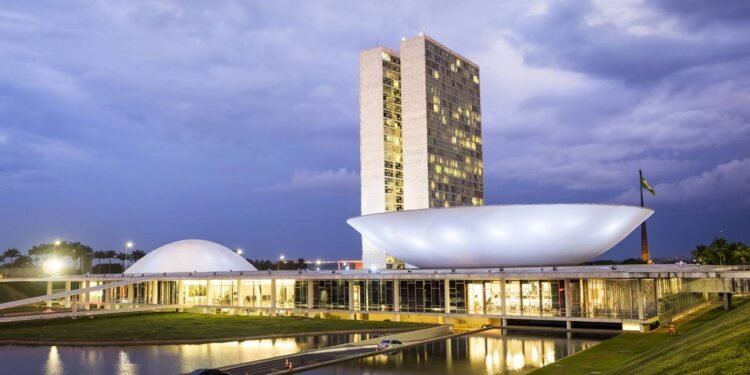 A Esplanada dos Ministérios é uma das maiores áreas governamentais do planeta e funciona como eixo central de Brasília. / Créditos: depositphotos.com / rmnunes