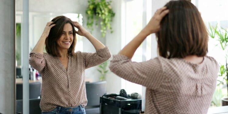 o. Em cabelos muito finos, o desfiado frontal pode ser combinado com uma leve escovação