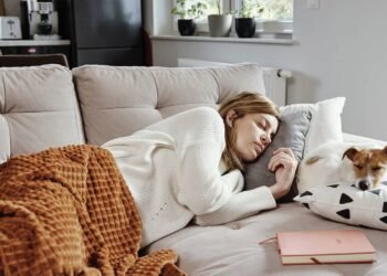 O que significa quando o cachorro dorme encostado em você segundo a psicologia canina