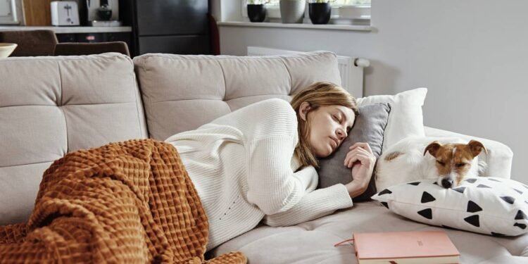 Quando um cachorro escolhe dormir encostado em alguém, isso costuma ser um grande sinal de vínculo, segurança e confiança - Créditos: depositphotos.com / Shtak3t