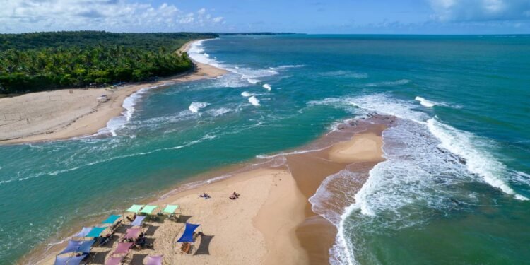 A vila no Nordeste onde não há asfalto e a fiação foi enterrada para não roubar o brilho das estrelas é uma das praias mais bonitas do mundo