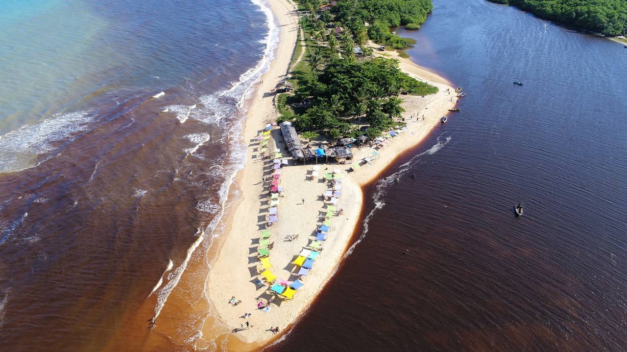 A vila no Nordeste onde não há asfalto e a fiação foi enterrada para não roubar o brilho das estrelas é uma das praias mais bonitas do mundo