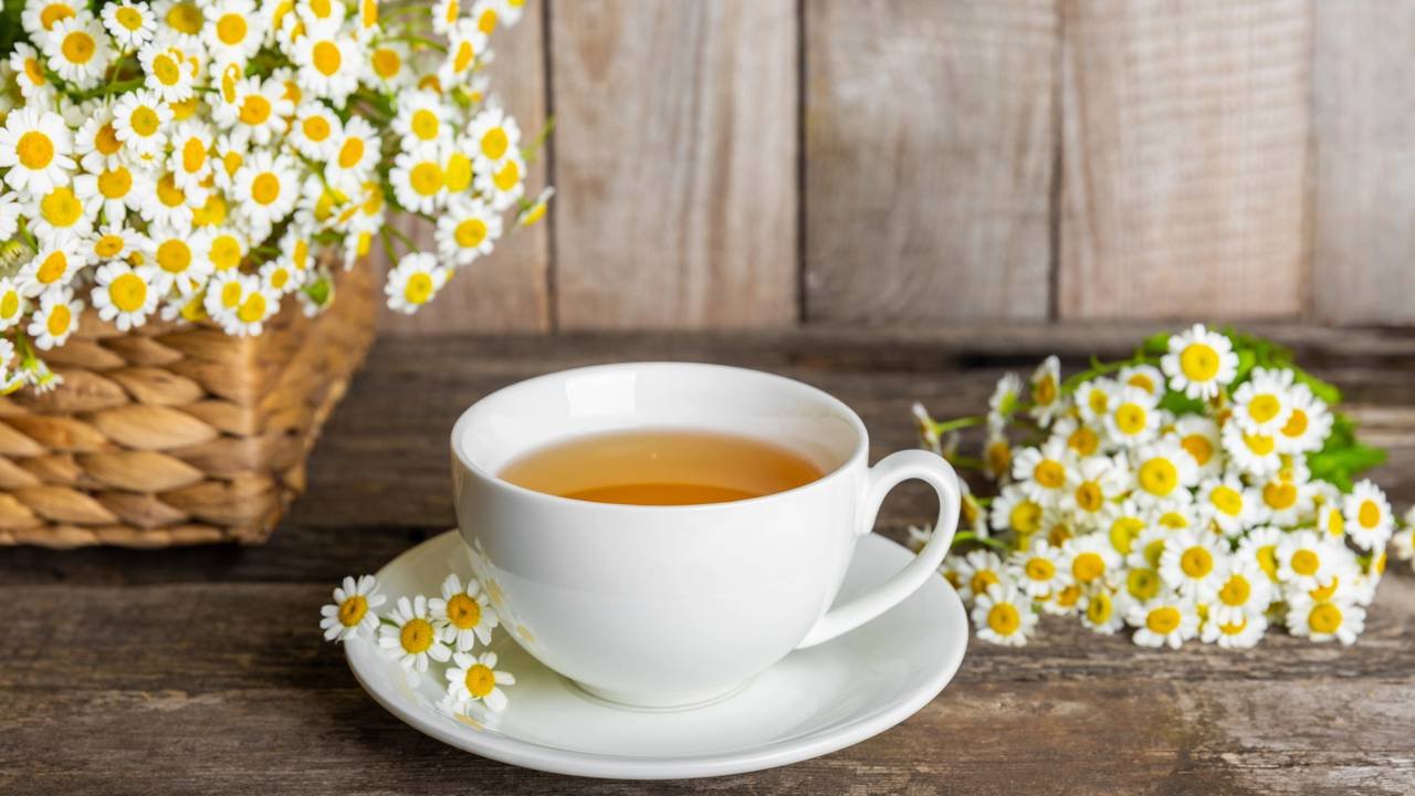 O chá que pode ajudar a controlar a ansiedade e melhorar o sono em períodos de estresse intenso

