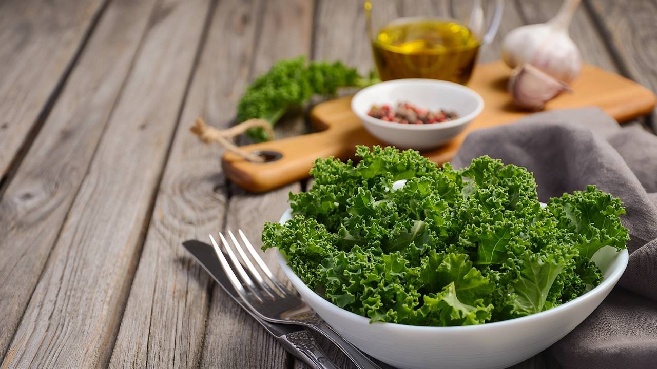 Folha verde fresca preparada para auxiliar na limpeza natural do fígado